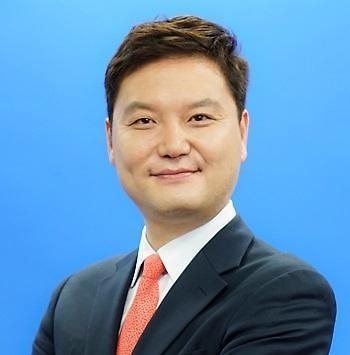 중국 칭화대에서 경영학 박사를 취득했다. 대한민국 주중국대사관에서 중소벤처기업지원센터 소장을 5년간 역임하며 3000개가 넘는기업을 지원했다. 현재 중국경영연구소 소장과 용인대학교 중국학과 교수로 재직 중이다.