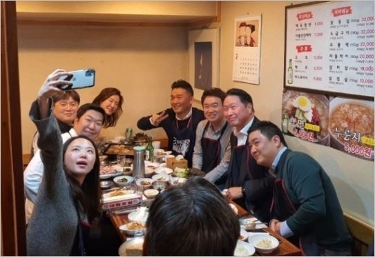 최태원 SK그룹 회장이 2020년 2월 19일 하루에만 총 7개의 회식 장소에 방문해 직원들과 소통을 나눈 모습
