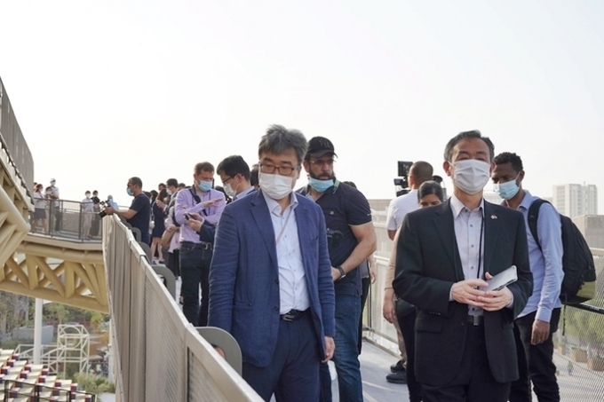 두바이엑스포 현장을 둘러보는 유정열 코트라 사장