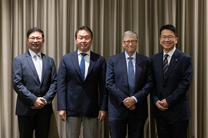 16일 빌앤드멀린다게이츠재단의 빌 게이츠 공동 이사장(오른쪽 두 번째)과 SK그룹 최태원 회장(오른쪽 세 번째), SK디스커버리 최창원 부회장(오른쪽 끝), SK바이오사이언스 안재용 사장(왼쪽 끝)이 서울 여의도에서 만나 글로벌 공중 보건 증진 등을 위한 협력 방안을 논의하는 자리를 가졌다. 