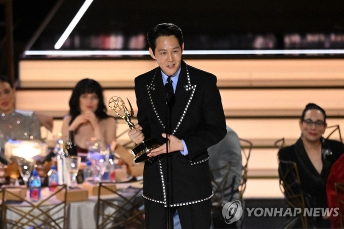 에미상 남우주연상 받은 '오징어 게임' 이정재<br>
(로스앤젤레스 AFP=연합뉴스) 드라마 '오징어 게임'의 주연 배우 이정재가 12일(현지시간) 미국 로스앤젤레스의 마이크로소프트 시네마에서 열린 제74회 에미상 시상식에서 드라마 부문 남우 주연상을 받고 트로피를 들고 있다. 그는 제레미 스트롱과 제이슨 베이트만, 브라이언 콕스 등 다른 쟁쟁한 후보를 제치고 수상의 영예를 안았다.