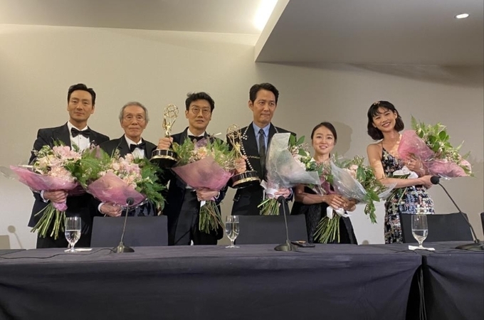 '오징어 게임' 제작·출연진<br>
(로스앤젤레스=연합뉴스) 정윤섭 특파원 = 12일(현지시간) 황동혁 감독과 배우 이정재 등 '오징어 게임' 제작·출연진이 기자간담회에서 포즈를 취하고 있다