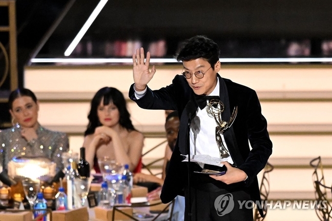 비영어권 드라마 최초 에미상 감독상 받은 '오징어 게임' 황동혁 감독<br>
(로스앤젤레스 AFP=연합뉴스) 드라마 '오징어 게임'의 황동혁 감독이 12일(현지시간) 로스앤젤레스 마이크로소프트 시어터에서 열린 제74회 에미상 시상식에서 드라마 부문 감독상을 받은 뒤 트로피를 들고 손을 흔들고 있다. 황동혁 감독은 에미상 역사상 최초로 비영어권 드라마로 감독상을 받았다. 