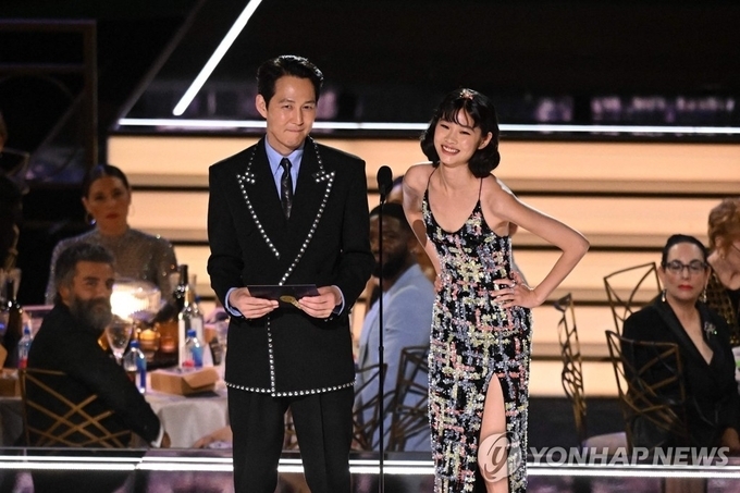 에미상 '버라이어티 스케치 시리즈' 시상하는 이정재·정호연<br>
(로스앤젤레스 AFP=연합뉴스) 드라마 '오징어 게임'의 주연 배우 이정재(왼쪽)와 정호연이 12일(현지시간) 미국 로스앤젤레스 마이크로소프트 시어터에서 열린 제74회 에미상 시상식 '버라이어티 스케치 시리즈' 시상자로 나서고 있다