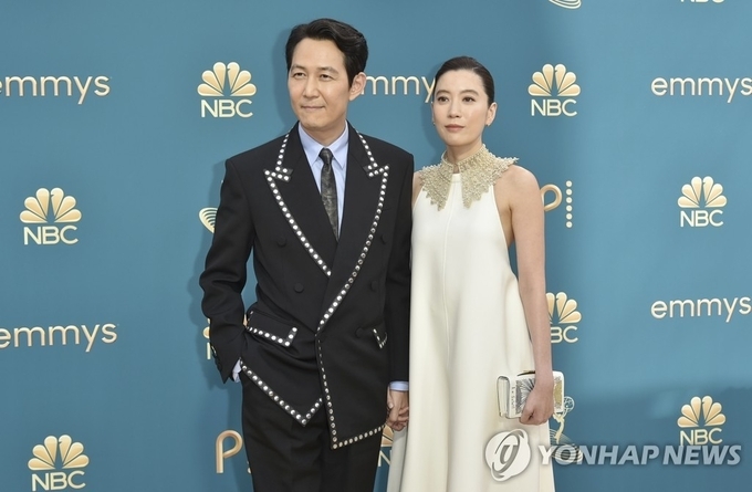 에미상 시상식 참석한 이정재·임세령 씨<br>
(로스앤젤레스 AP=연합뉴스) 지난해 넷플릭스에서 방영된 드라마 '오징어 게임'에서 주연 '성기훈'역을 연기한 이정재(왼쪽)가 임세령 씨와 함께 12일(현지시간) 미국 로스앤젤레스 마이크로소프트 시어터에서 열린 제74회 에미상 시상식에 참석해 포즈를 취하고 있다.