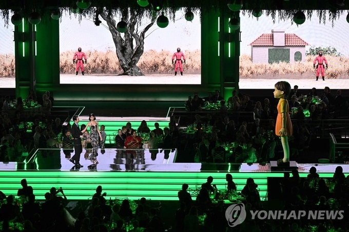 에미상 시상식 무대에 등장한 '영희'<br>
(로스앤젤레스 AFP=연합뉴스) 12일(현지시간) 미국 로스앤젤레스 마이크로소프트 시어터에서 열린 제74회 에미상 시상식 무대에 '오징어 게임'에 등장했던 '영희'가 설치됐다. 2022.9.13