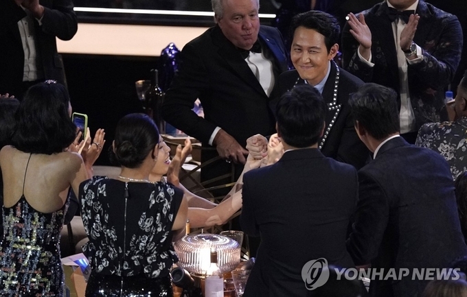 에미상 남우주연상 이정재 축하하는 '오징어 게임' 제작진<br>
(로스앤젤레스 AP=연합뉴스) 드라마 '오징어 게임'의 제작진들이 12일(현지시간) 미국 로스앤젤레스 마이크로소프트 시어터에서 열린 제74회 에미상 시상식에서 드라마 부문 남우주연상을 받은 배우 이정재를 축하해주고 있다. 2022.9.13