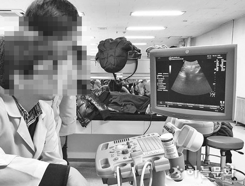 한의대생들의 초음파기기 사용 실습 모습 