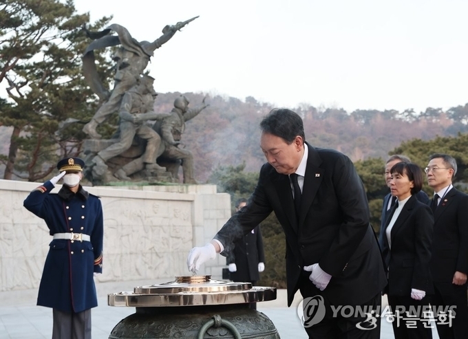 분향하는 윤석열 대통령<br>
분향하는 윤석열 대통령 (서울=연합뉴스) 임헌정 기자 = 윤석열 대통령이 계묘년(癸卯年) 새해 첫날인 1일 서울 동작구 국립서울현충원을 찾아 현충탑을 참배하며 분향하고 있다. 2023.1.1