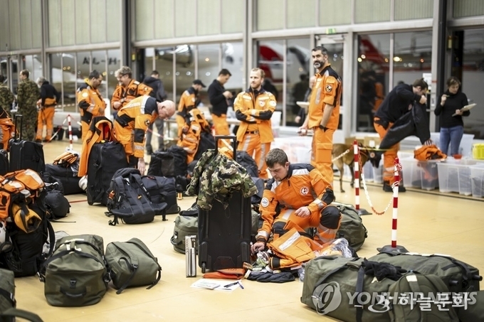 <strong>튀르키예 파견되는 스위스 전문가 및 구조요원들/ </strong>스위스 취리히 공항에서 스위스 전문가와 구조요원들이 튀르키예로 출발할 준비를 하고 있다. 