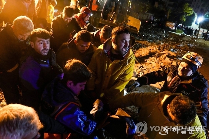 <strong>지진 생존자 구조 활동/ </strong>6일(현지시간) 튀르키예 남동부 아다나에서 구조요원들이 건물 잔해에서 부상자를 옮기고 있다