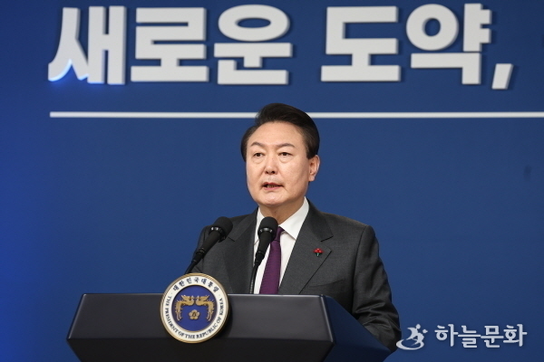 윤석열 대통령이 계묘년(癸卯年) 새해 첫날인 2023년 1월 1일 대통령실 브리핑룸에서 신년사를 발표하고 있다. /사진=대통령실 제공