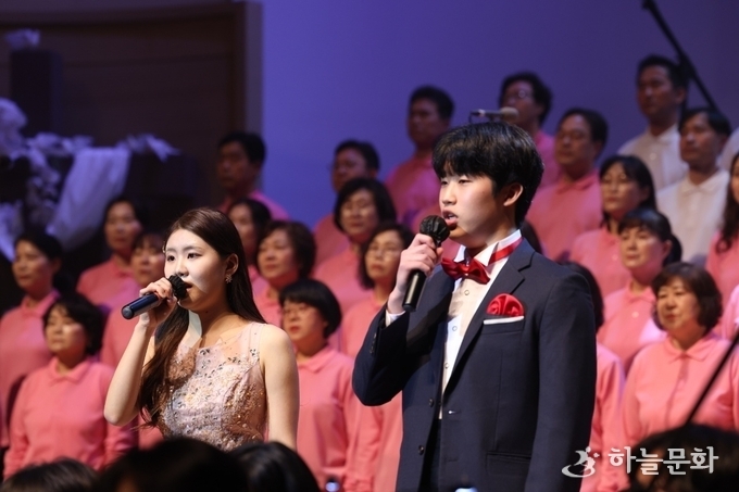 이날 공연에서 인기를 끌었던 수원명성교회 소프라노 서예원,테너 김 율 청년.