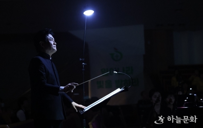 국내 최초 팝 콘서트 형식의 부활절 기념음악회를 기획한 손효모 지휘자.