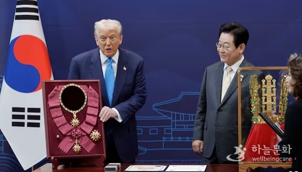 이재명 대통령이 29일 경북 경주박물관에서 도널드 트럼프 미국 대통령에게 무궁화 대훈장을 수여하는 장면
