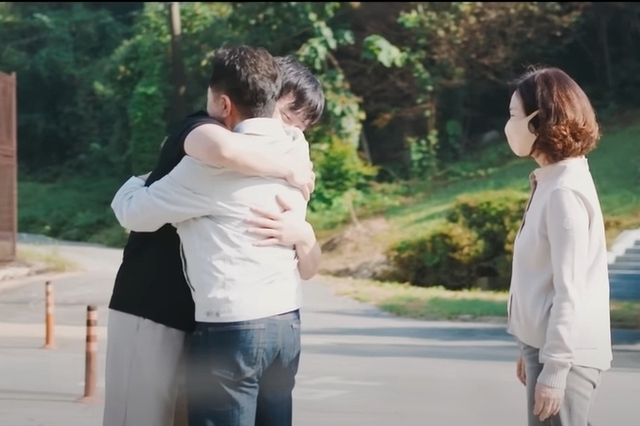 세상 공감 “아들, 이리 와 봐, 안아 보자”