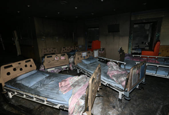 5월28일 새벽 발생한 화재로 환자 등 21명이 숨진 전남 장성군 삼계면 효실천사랑나눔요양병원 별관 병동이 화염에 검게 그을려 있다. 